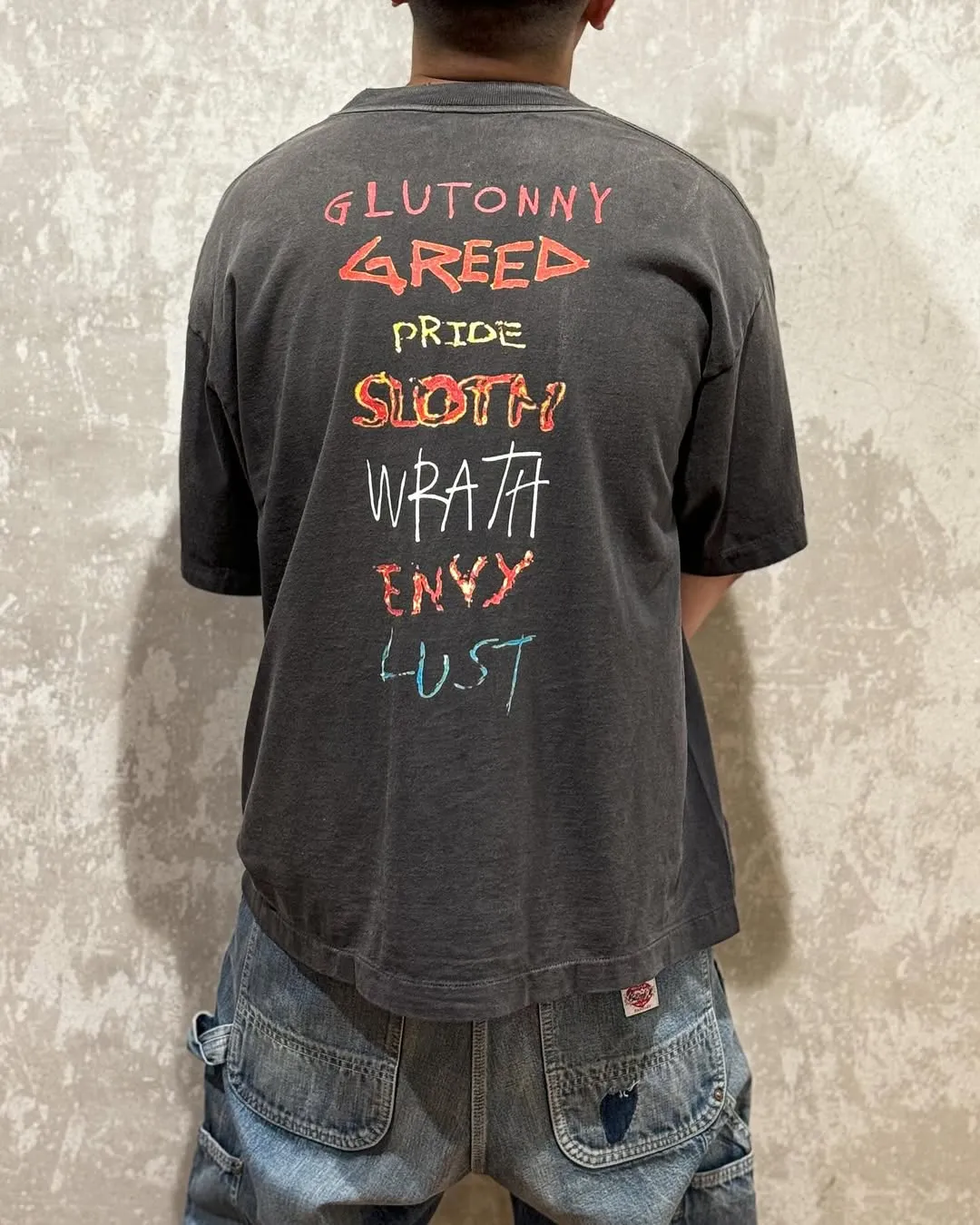 SAINT Mxxxxxx SEVEN DEADLY SS TEE/BLK Phantom SAINT Seven Deadly Sins Printed TEE Washed Black S-XL Look for cylindrical fabrics with no side seams. Don’t buy open width fabrics anymore. It’s boring. Assute garments are dyed. The whole piece is sprayed with Ma Liu. Then spray the heavy parts to fade. The collar and cuffs are frayed. Many hangings are frayed. Accessories are complete. Customized original consistent main mark/wash mark/little angel anti-counterfeiting mark.
